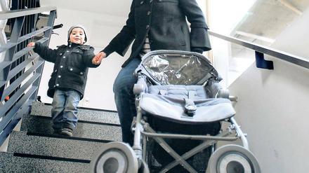 Mit Kind und Kinderwagen. Das ist für Eltern nicht einfach.