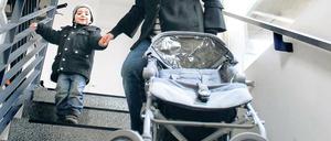 Mit Kind und Kinderwagen. Das ist für Eltern nicht einfach.