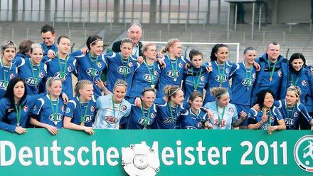 Wieder Deutscher Meister. Turbine Potsdam bejubelte den Titel-Hattrick (oben), nachdem Bundespräsident Christian Wulff und DFB-Vizepräsidentin Hannelore Ratzeburg die Meisterschale an Jennifer Zietz übergeben hatten (links). Torfrau Anna Felicitas Sarholz (Mitte) feierte ausgelassen mit den Fans, Viola Odebrecht (rechts) hatte Potsdam früh auf die Siegerstraße geschossen.