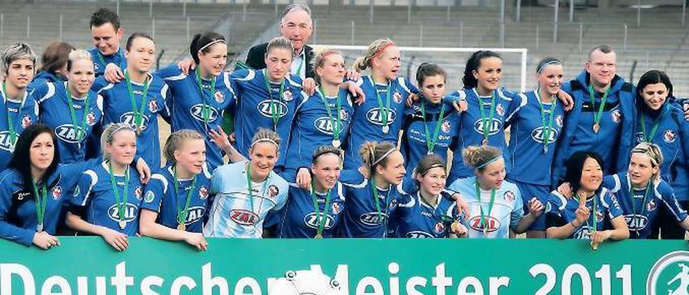 Wieder Deutscher Meister. Turbine Potsdam bejubelte den Titel-Hattrick (oben), nachdem Bundespräsident Christian Wulff und DFB-Vizepräsidentin Hannelore Ratzeburg die Meisterschale an Jennifer Zietz übergeben hatten (links). Torfrau Anna Felicitas Sarholz (Mitte) feierte ausgelassen mit den Fans, Viola Odebrecht (rechts) hatte Potsdam früh auf die Siegerstraße geschossen.