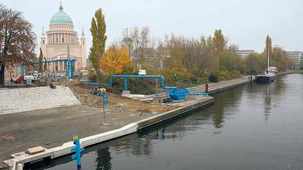 Wohin soll das Theaterschiff? An seinem Standort an der Alten Fahrt kann es nicht bleiben. Den möglichen neuen Ankerplatz an der Schiffbauergasse hat das Kulturamt vorgeschlagen, ohne ihn zu prüfen  dabei gibt es am Tiefen See viele Fallstricke.