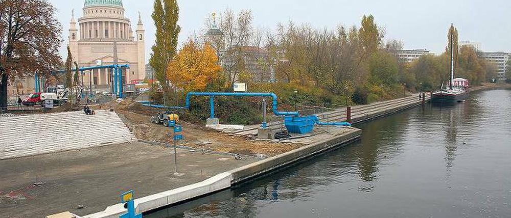 Wohin soll das Theaterschiff? An seinem Standort an der Alten Fahrt kann es nicht bleiben. Den möglichen neuen Ankerplatz an der Schiffbauergasse hat das Kulturamt vorgeschlagen, ohne ihn zu prüfen  dabei gibt es am Tiefen See viele Fallstricke.