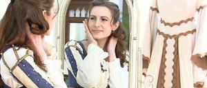 Historische Mode. Pia Austen spiegelt sich in einem Kleid der Königin-Luise-Zeit und fühlt sich selbst wie eine Königin. Die Kostümschneiderin hat sich auf historische Mode spezialisiert und gerade ihr neues Atelier in Babelsberg eröffnet.