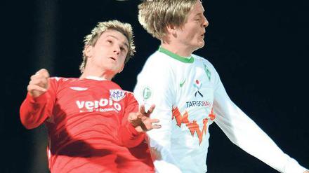 Harter Einsatz. Auch Tom Schütz (links)  hier im Kopfball-Duell mit Bremens Felix Kroos  konnte gestern Abend an der Weser die Niederlage seiner Elf nicht verhindern.