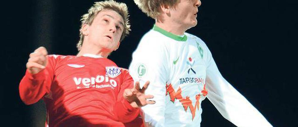 Harter Einsatz. Auch Tom Schütz (links) hier im Kopfball-Duell mit Bremens Felix Kroos konnte gestern Abend an der Weser die Niederlage seiner Elf nicht verhindern.