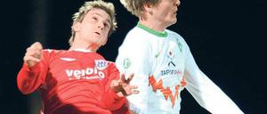 Harter Einsatz. Auch Tom Schütz (links)  hier im Kopfball-Duell mit Bremens Felix Kroos  konnte gestern Abend an der Weser die Niederlage seiner Elf nicht verhindern.