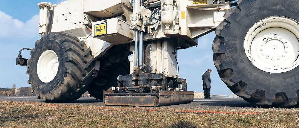 Mit Druck. Die Spezialwagen auf dem Feld erzeugen Schallwellen.