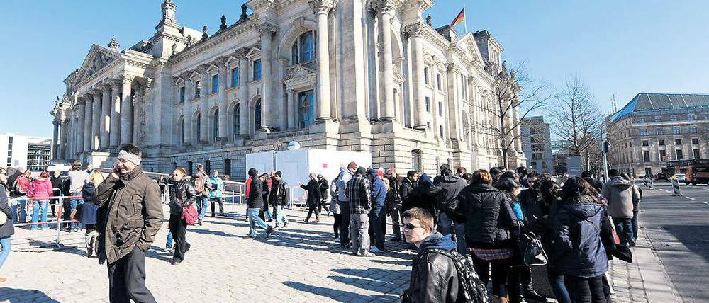 Zappenduster für Besucher. Touristen wurden nicht in den Reichstag gelassen, weil auch die Sicherheitssysteme ausfielen.