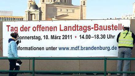 Geöffnet. Am heutigen Mittwoch können die Potsdamer endlich das Gelände des künftigen Landtagsschlosses erkunden.