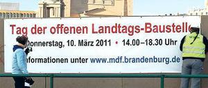 Geöffnet. Am heutigen Mittwoch können die Potsdamer endlich das Gelände des künftigen Landtagsschlosses erkunden.