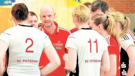 Inmitten seines Teams. Volker Knedel und seiner Mannschaft stehen schwere Spiele bevor. Der Trainer will im Abstiegskampf aus jedem einzelnen Match das Maximum herausholen.