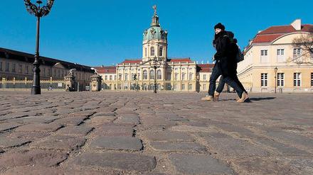 Schöne Kulisse. Und gut zu abschirmen. Der Vatikan hat den gepflasterten Platz vor dem Schloss Charlottenburg in die engere Auswahl genommen aber auch das Olympiastadion sei noch nicht von der Liste gestrichen. Dienstag fällt die Entscheidung.