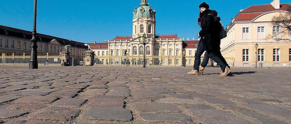 Schöne Kulisse. Und gut zu abschirmen. Der Vatikan hat den gepflasterten Platz vor dem Schloss Charlottenburg in die engere Auswahl genommen  aber auch das Olympiastadion sei noch nicht von der Liste gestrichen. Dienstag fällt die Entscheidung.