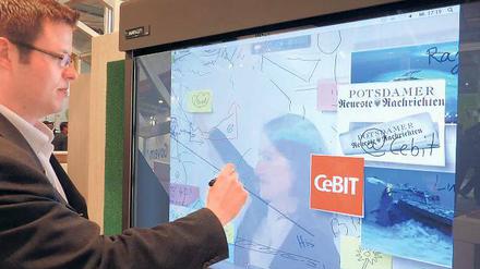 Dichter dran. Zurücklehnen in Videokonferenzen war gestern. Studierende des Potsdamer Hasso-Plattner-Instituts (HPI) haben eine Videotafel entworfen, auf der beide Seiten zeitgleich am selben Dokument arbeiten können.