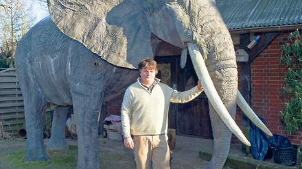 Ein Hauch von Afrika. Der Tierpräparator Thomas Winkler mit dem Replikat eines afrikanischen Elefanten in seinem Garten.