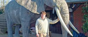 Ein Hauch von Afrika. Der Tierpräparator Thomas Winkler mit dem Replikat eines afrikanischen Elefanten in seinem Garten.