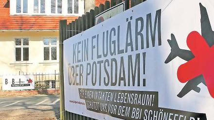 Fluglärm-Gegner: An etlichen Häusern in Sacrow hängen Protestplakate.