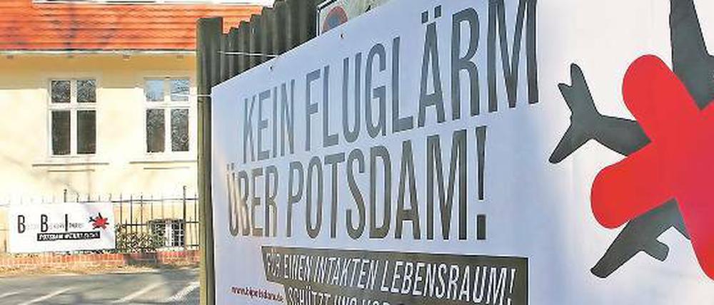 Fluglärm-Gegner: An etlichen Häusern in Sacrow hängen Protestplakate.