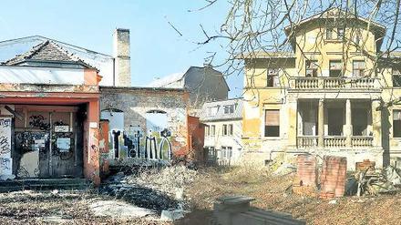 Zerfall. Das alte Kino Charlott (l.) und die Villa in der Zeppelinstraße sind seit 2004 in Privatbesitz doch nichts passiert. Die Verwaltung ist machtlos.