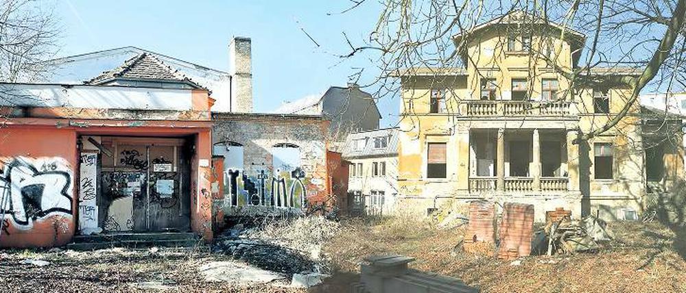 Zerfall. Das alte Kino Charlott (l.) und die Villa in der Zeppelinstraße sind seit 2004 in Privatbesitz doch nichts passiert. Die Verwaltung ist machtlos.