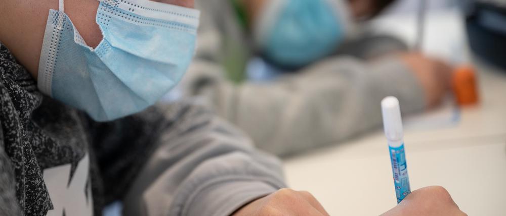 Schüler mit Mund- und Nasenschutz.