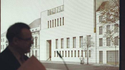 Entwurfskritik. Ulrich Zimmermann vor der Haberland-Synagoge.