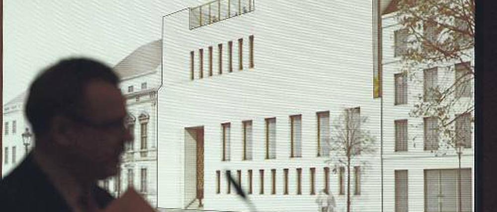 Entwurfskritik. Ulrich Zimmermann vor der Haberland-Synagoge.