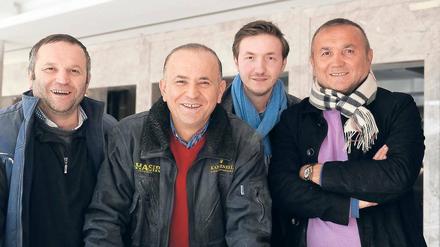 Gestatten, Familie Aygün. Mehmet (ganz rechts) ist der Döner-Erfinder, der junge Aytaç (hinten) ist der neue Hotelchef. Zum Fototermin auf der Baustelle am Spittelmarkt lud er auch seine Onkel Ahmet (links) und Musafa ein.