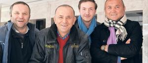 Gestatten, Familie Aygün. Mehmet (ganz rechts) ist der Döner-Erfinder, der junge Aytaç (hinten) ist der neue Hotelchef. Zum Fototermin auf der Baustelle am Spittelmarkt lud er auch seine Onkel Ahmet (links) und Musafa ein.