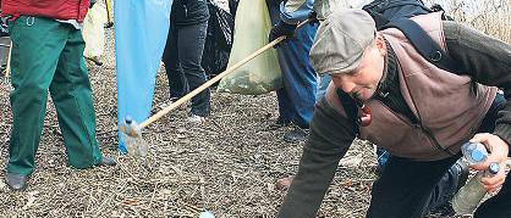 Vermülltes Ufer. Unter den Fundstücken ist eine Flaschenpost.