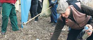 Vermülltes Ufer. Unter den Fundstücken ist eine Flaschenpost.