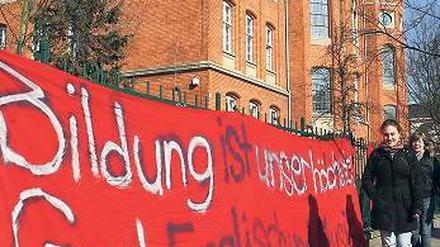 Streicher statt Streichen. Die Schüler des Helmholtz-Gymnasiums wollen ihre Extra-Stunden Englisch und Musik behalten.