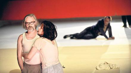 Herabgestiegen vom Olymp. Peter Pagel (l.) verdreht als blasierter Gott Jupiter in Gestalt Amphitryons dessen Frau Alkmene (Marianna Linden) den Kopf.