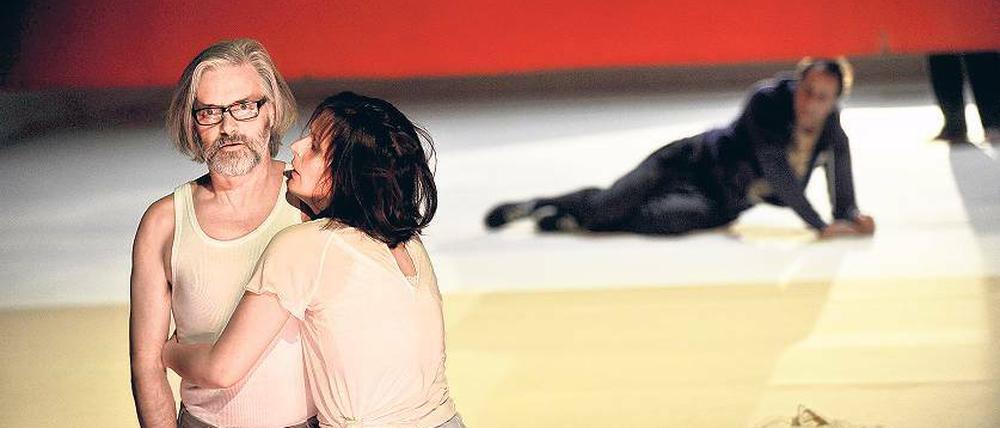 Herabgestiegen vom Olymp. Peter Pagel (l.) verdreht als blasierter Gott Jupiter in Gestalt Amphitryons dessen Frau Alkmene (Marianna Linden) den Kopf.
