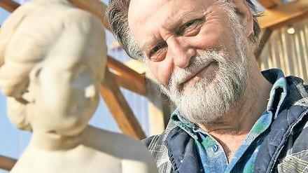 Marmorfreundin. Ihr befestigt Wolfgang Wille den Kopf derzeit neu.