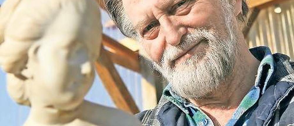 Marmorfreundin. Ihr befestigt Wolfgang Wille den Kopf derzeit neu.