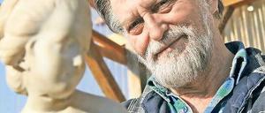 Marmorfreundin. Ihr befestigt Wolfgang Wille den Kopf derzeit neu.