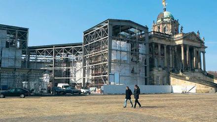 Weiter Baustelle. Eine Dresdener Steinmetzfirma hat das Sanierungsprojekt Kolonnaden beendet.