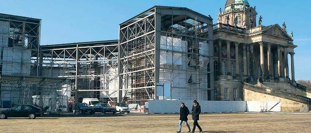Weiter Baustelle. Eine Dresdener Steinmetzfirma hat das Sanierungsprojekt Kolonnaden beendet.