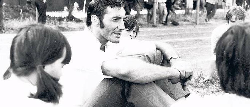 40 Jahre Turbine Potsdam sind 40 Jahre Turbine-Chef Bernd Schröder. Er wurde 1971 Coach des jungen Teams (ganz oben), erlebte Niederlagen (o. r.), die Auszeichnung mit der DFB-Verdienstnadel 2005 durch DFB-Präsident Theo Zwanziger (o. l.) und die Zuneigung seiner Mannschaft wie nach dem ersten Deutschen Meistertitel 2004 (unten).