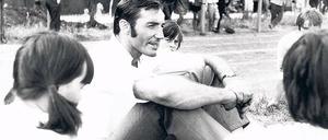 40 Jahre Turbine Potsdam sind 40 Jahre Turbine-Chef Bernd Schröder. Er wurde 1971 Coach des jungen Teams (ganz oben), erlebte Niederlagen (o. r.), die Auszeichnung mit der DFB-Verdienstnadel 2005 durch DFB-Präsident Theo Zwanziger (o. l.) und die Zuneigung seiner Mannschaft wie nach dem ersten Deutschen Meistertitel 2004 (unten).