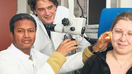 Internationales Ärzte-Team bei der Arbeit: Dr. Neguse Ogbe und Prof. Dr. Markus Jungehülsing vom Bergmann-Klinikum bei einer gemeinsamen Untersuchung einer Patientin.