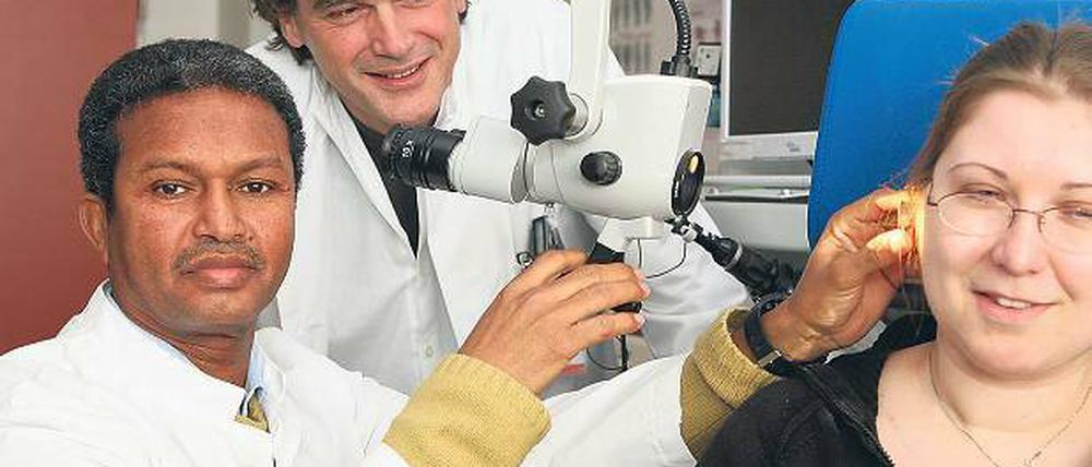 Internationales Ärzte-Team bei der Arbeit: Dr. Neguse Ogbe und Prof. Dr. Markus Jungehülsing vom Bergmann-Klinikum bei einer gemeinsamen Untersuchung einer Patientin.