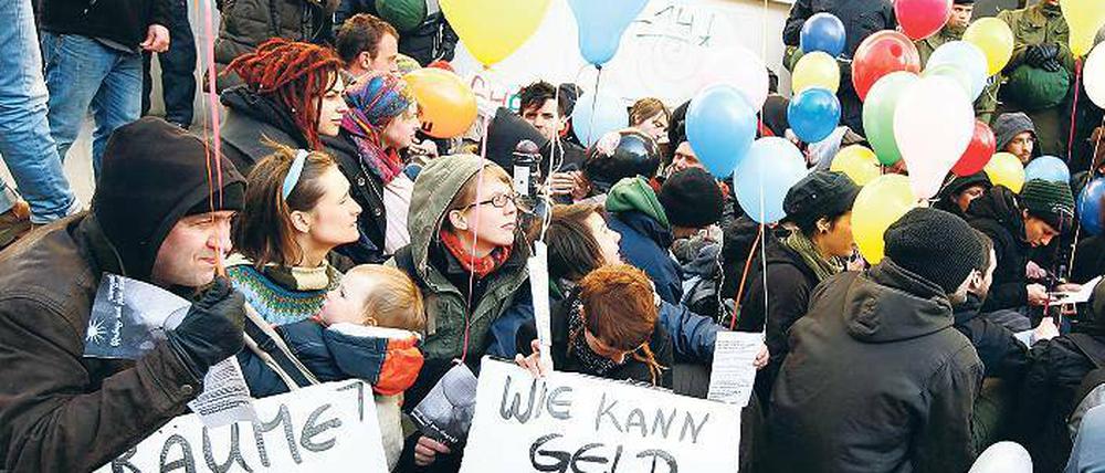 Sitzblockade. Die Stimmung in der Scharnweberstraße wirkte fast entspannt.