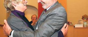 Operation Wiederwahl geglückt: Oberbürgermeister Jann Jakobs (SPD) umarmte Potsdams alte und neue Sozialbeigeordnete Elona Müller-Preinesberger (parteilos) nach der erfolgreichen Abstimmung.