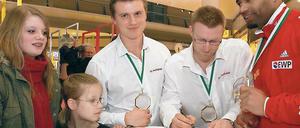 Bei Autogrammjägern. Richard Adjei, Manuel Machata und Christian Poser (v. r.) am Mittwoch im Stern-Center.