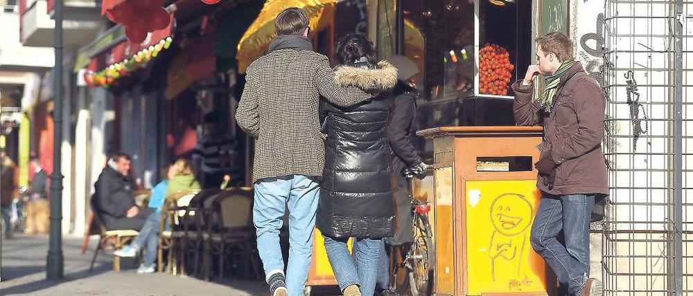 Idyll im Wrangelkiez. Die Kreuzberger genossen gestern die Sonne, die Ruhe  wenn nur nicht ständig die U-Bahn neue Touristenmassen herankarren würde!