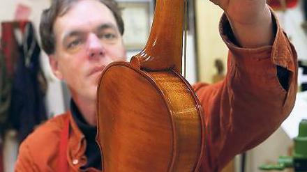 Historische Instrumentenkunde. Tilman Muthesius mit frühbarocker Violine aus seiner Werkstatt.