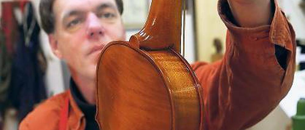 Historische Instrumentenkunde. Tilman Muthesius mit frühbarocker Violine aus seiner Werkstatt.