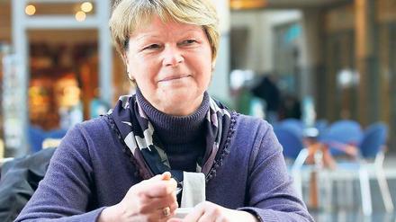40 Jahre hautnah dabei. Ulrike Schröder, oben beim PNN-Gespräch, mit ihrem Mann Bernd Schröder 1972 bei Turbines Weihnachtsfeier (rechts oben), nach dem ersten DFB-Pokalsieg 2004 (darunter) und mit ihm und dem Champions-League-Pokal nach dem Triumph 2010 im spanischen Getafe (links).